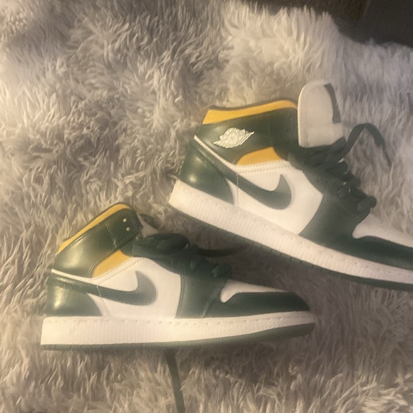 Size 5.5Y Jordan ones rarely worn - Picture 2 of 5